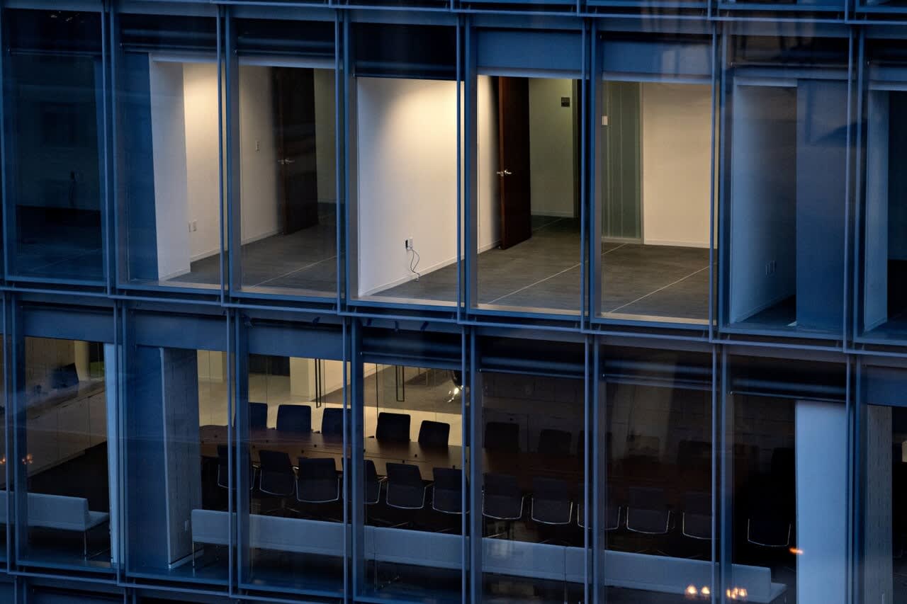 Egy tárgyalóasztal és egy üres szoba egy irodaházban Washington belvárosában februárban. (Bloomberg)
