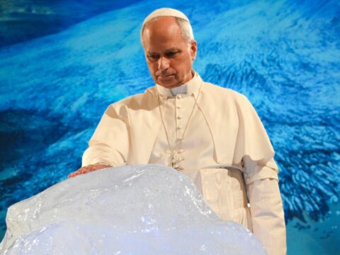 A pápával együtt a színpadon egy nagy darab grönlandi olvadó gleccser és trópusi páfrányok is láthatók voltak. Fotó: Vatican Media/EPA